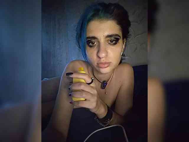 UntouchableSquirtWitch webcam
