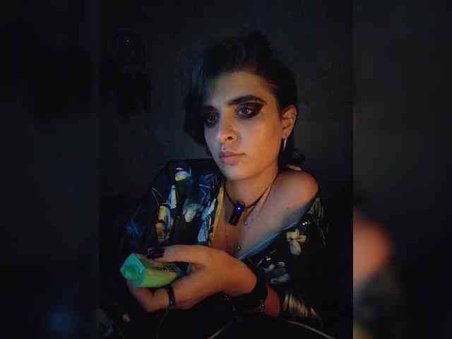 UntouchableSquirtWitch webcam