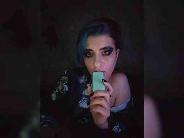 UntouchableSquirtWitch webcam