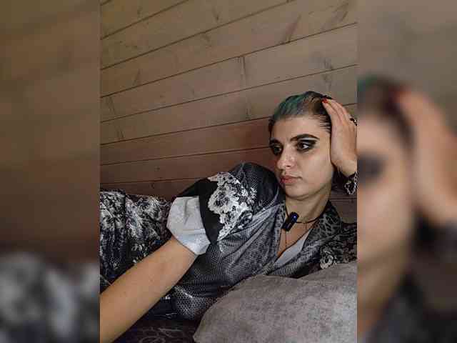 UntouchableSquirtWitch webcam