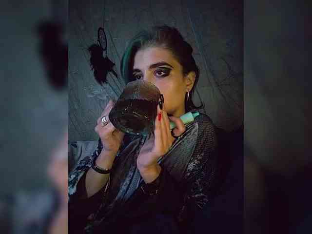 UntouchableSquirtWitch webcam