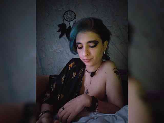 UntouchableSquirtWitch webcam