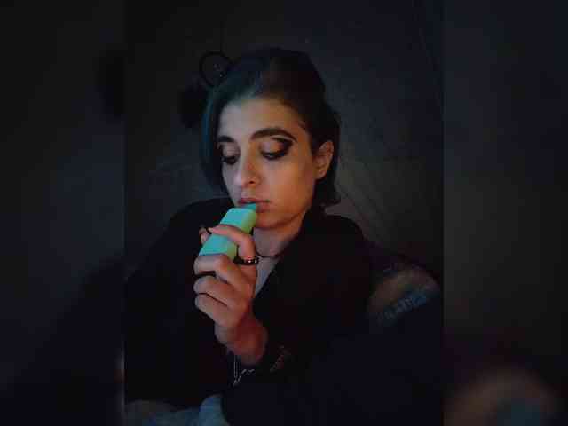 UntouchableSquirtWitch webcam