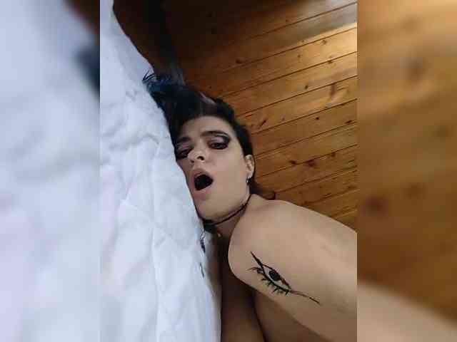 UntouchableSquirtWitch webcam