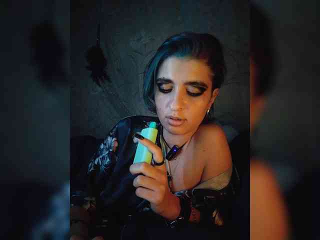 UntouchableSquirtWitch webcam