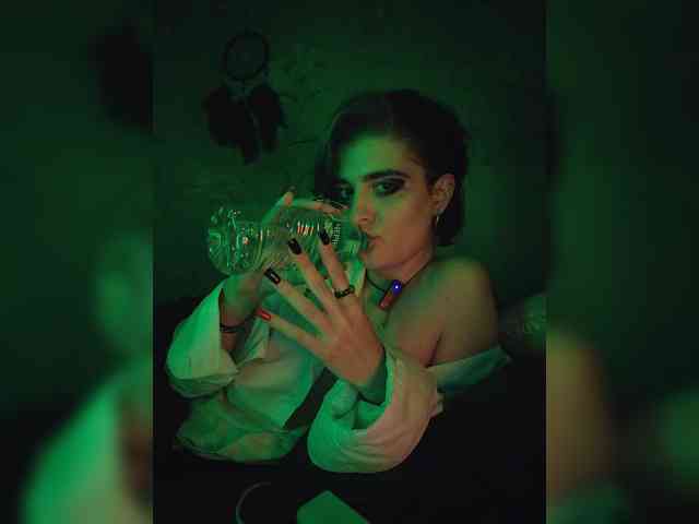 UntouchableSquirtWitch webcam