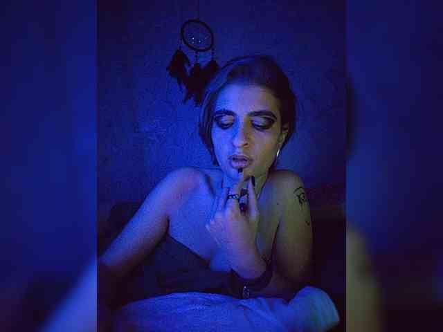 UntouchableSquirtWitch webcam