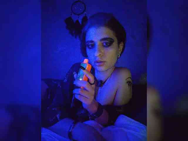 UntouchableSquirtWitch webcam