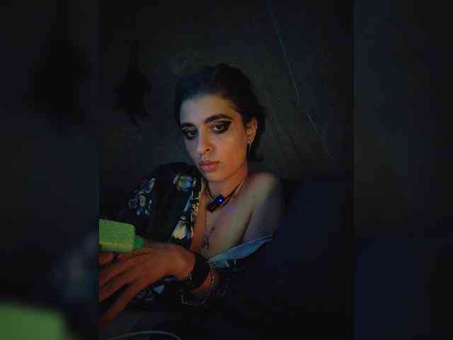 UntouchableSquirtWitch webcam