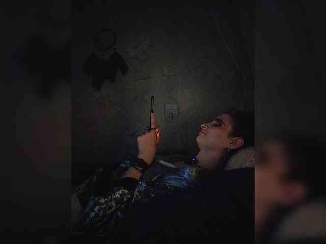UntouchableSquirtWitch webcam