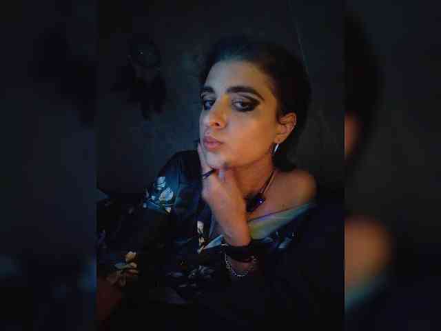 UntouchableSquirtWitch webcam