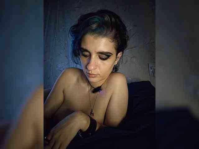 UntouchableSquirtWitch webcam
