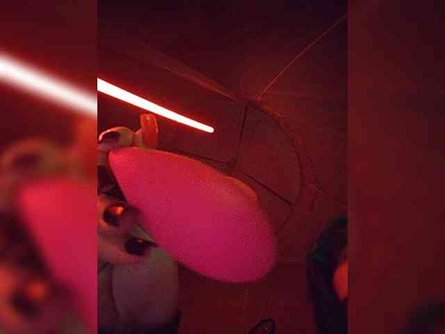 UntouchableSquirtWitch webcam