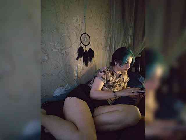 UntouchableSquirtWitch webcam