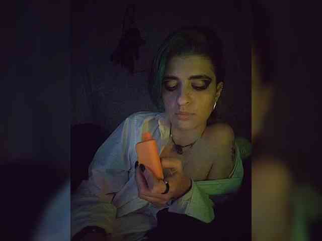 UntouchableSquirtWitch webcam