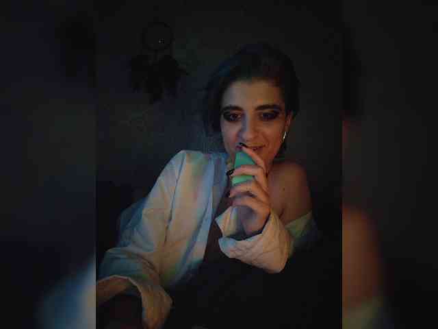 UntouchableSquirtWitch webcam