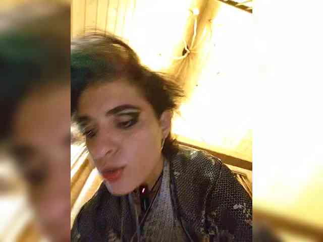 UntouchableSquirtWitch webcam