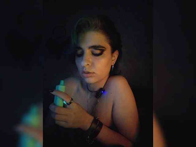 UntouchableSquirtWitch webcam