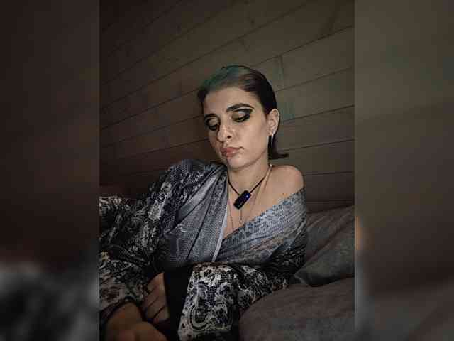 UntouchableSquirtWitch webcam