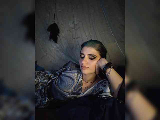 UntouchableSquirtWitch webcam