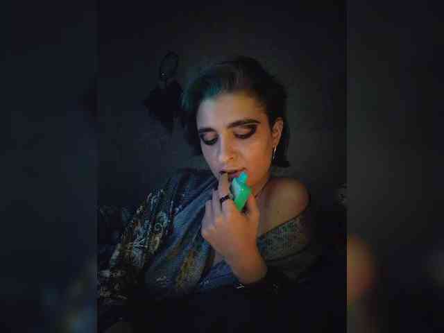 UntouchableSquirtWitch webcam