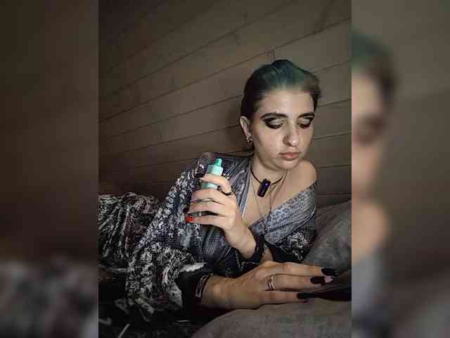 UntouchableSquirtWitch webcam