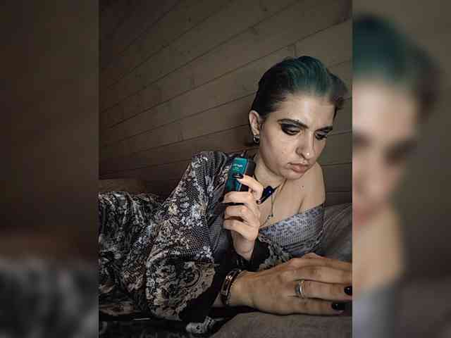 UntouchableSquirtWitch webcam
