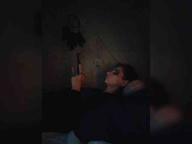 UntouchableSquirtWitch webcam