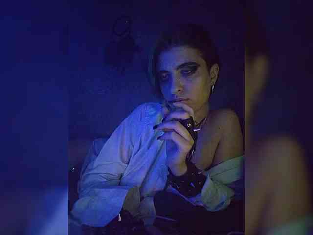 UntouchableSquirtWitch webcam
