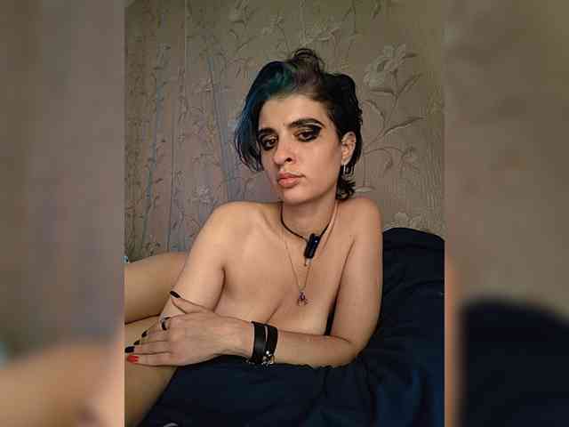UntouchableSquirtWitch webcam