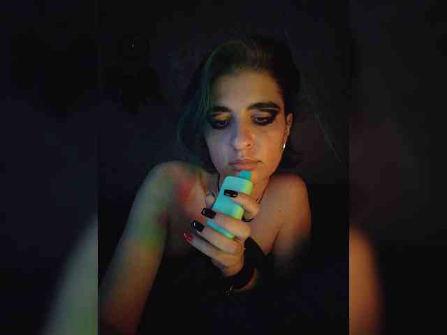 UntouchableSquirtWitch webcam