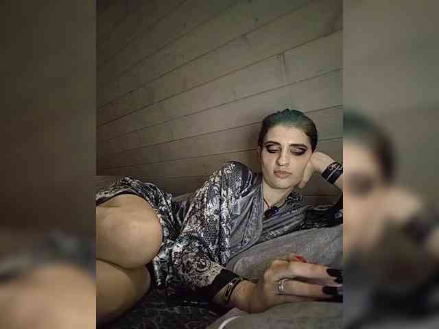 UntouchableSquirtWitch webcam
