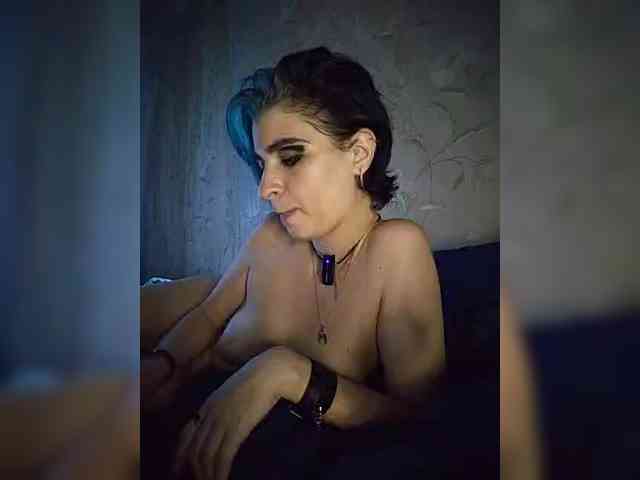 UntouchableSquirtWitch webcam