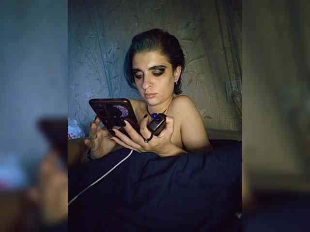 UntouchableSquirtWitch webcam