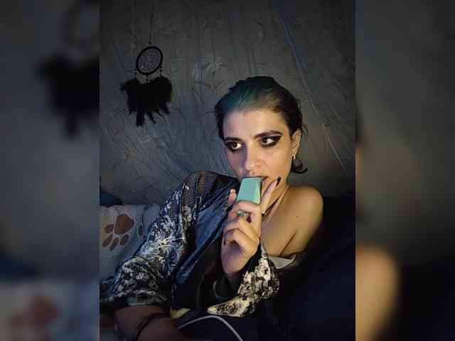 UntouchableSquirtWitch webcam