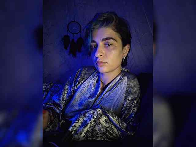 UntouchableSquirtWitch webcam