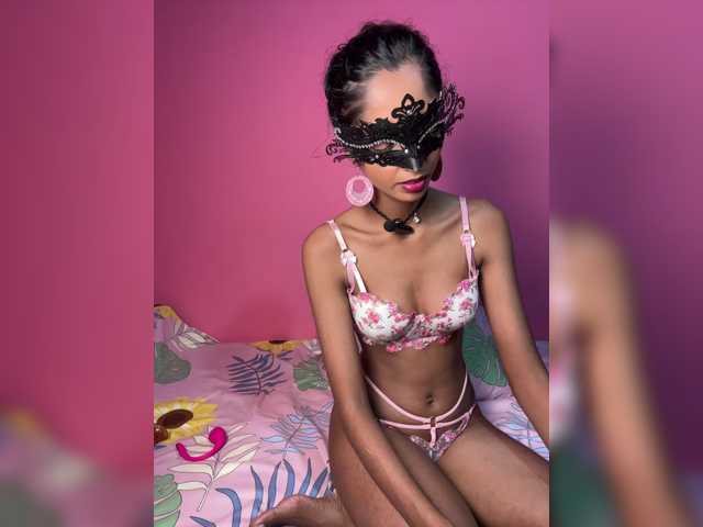 Zaraelin live cam on BongaCams