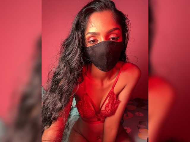 Zaraelin live cam on BongaCams