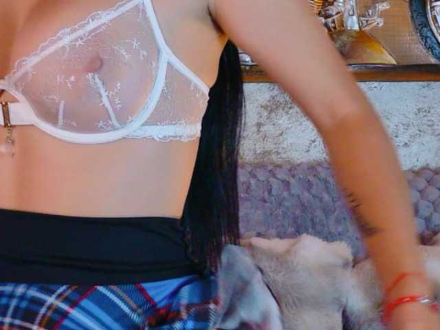 Amynaxxx live cam on BongaCams