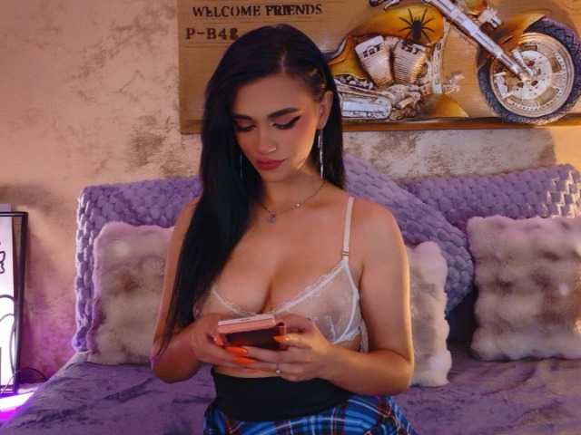 Amynaxxx live cam on BongaCams