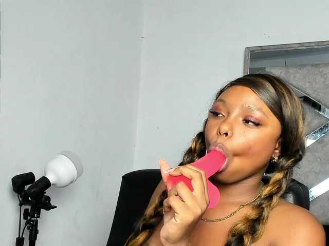 LaReinaDelSur0 live cam on BongaCams