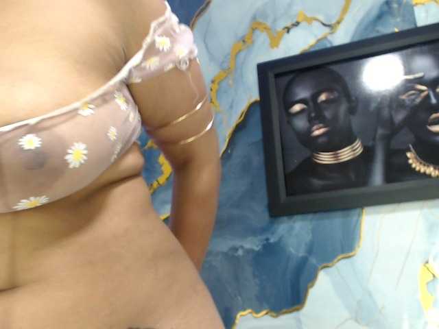 Yasmine-Tapias live webcam show