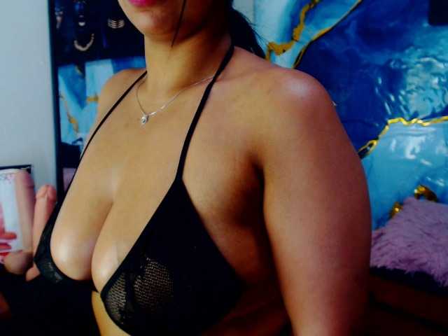 Yasmine-Tapias live cam on UnifiedCams