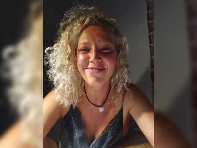 MoonKitten live cam on