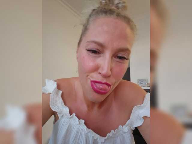 MoonKitten live cam