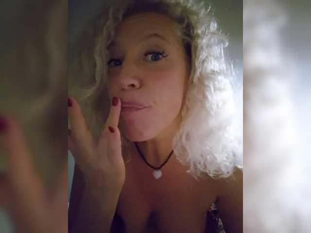 MoonKitten live cam on BongaCams