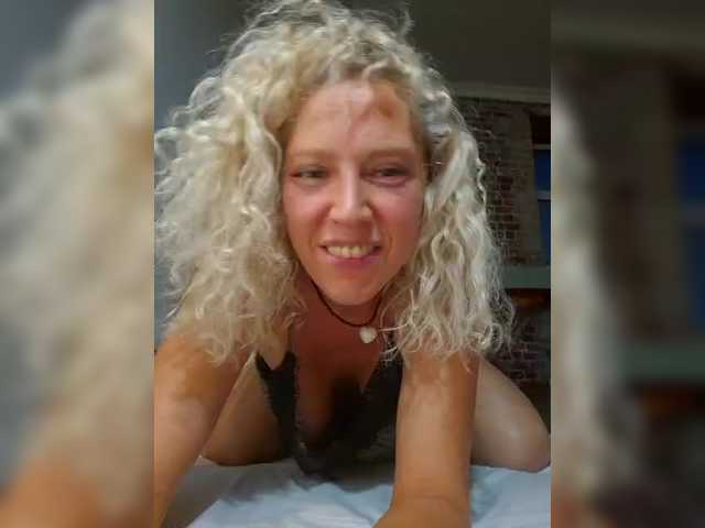 MoonKitten live cam on