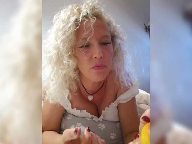 MoonKitten live cam