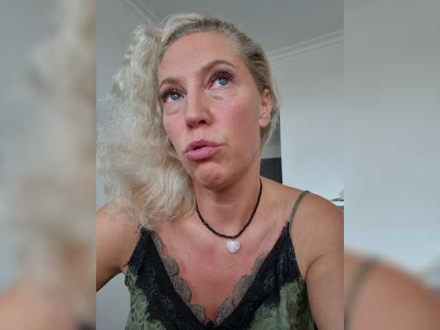 MoonKitten live webcam show