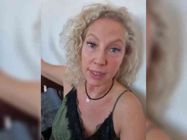 MoonKitten Sex Cam Show